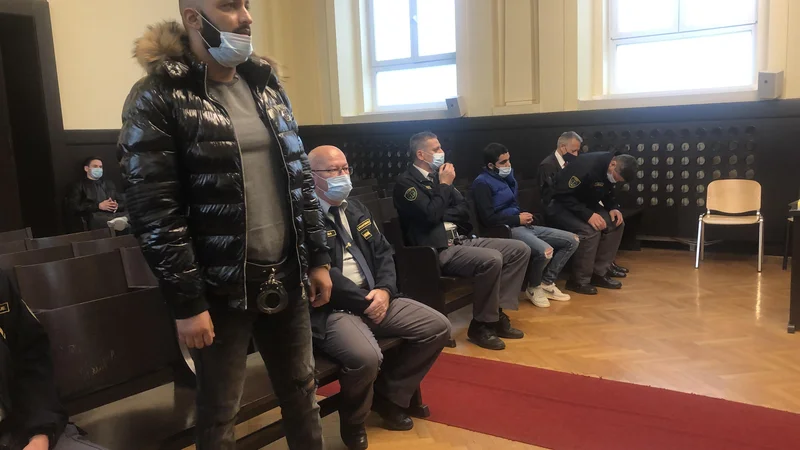Fotografija: Brata Bajram in Orha Sahiti sedita v priporu. FOTO: Aleš Andlovič