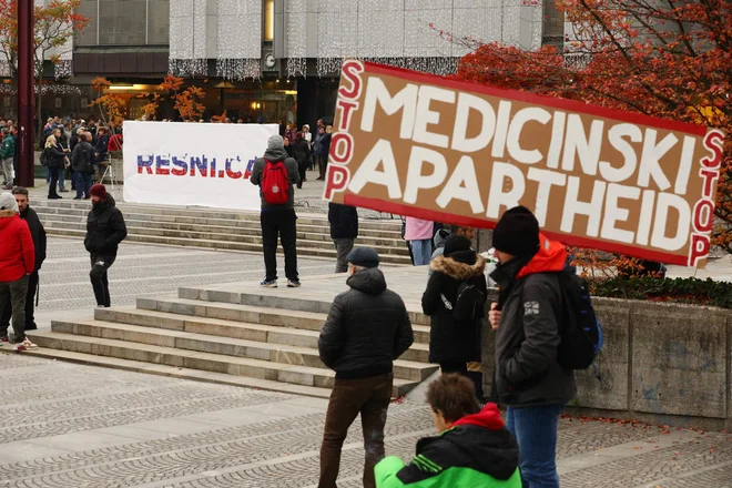 Sredini protestniki nasprotujejo ukrepom za zajezitev epidemije. FOTO: Črt Piksi/Delo
