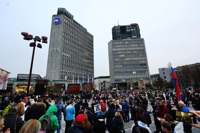 Sredini protestniki nasprotujejo ukrepom za zajezitev epidemije. FOTO: Črt Piksi/Delo
