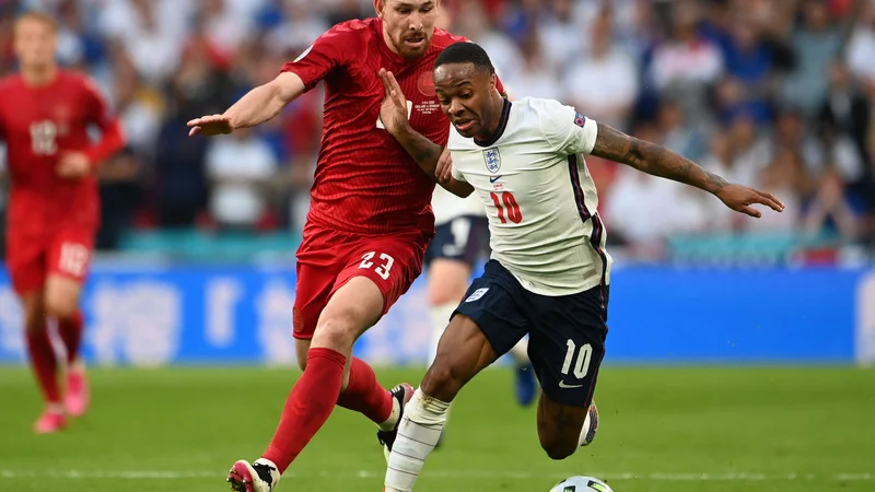 Fotografija: Danci in Angleži so letos odločali o potniku v finale EP. Več sreče je imel Raheem Sterling (desno), Pierre-Emile Højbjerg je z rojaki nato odigral skoraj brezhibne kvalifikacije. FOTO: Andy Rain/AFP
