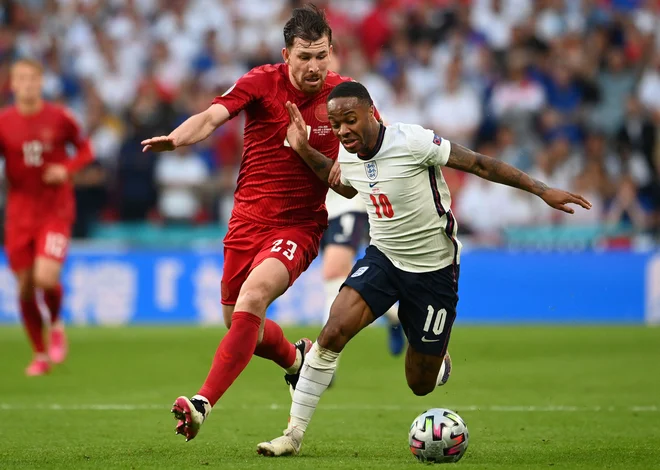 Danci in Angleži so letos odločali o potniku v finale EP. Več sreče je imel Raheem Sterling (desno), Pierre-Emile Højbjerg je z rojaki nato odigral skoraj brezhibne kvalifikacije. FOTO: Andy Rain/AFP
