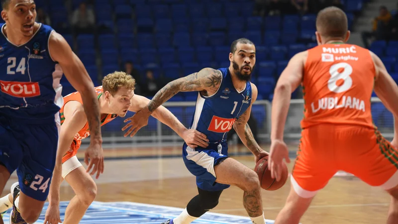 Fotografija: Justin Cobbs (z žogo) je bil tokrat neustavljiv, Jaka Blažič (ob njem levo) je povsem razočaral. FOTO: Cedevita Olimpija
