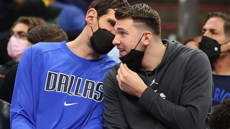 Fotografija: Luka Dončić je bil sinoči največji navijač Dallasa v Phoenixu. FOTO: Christian Petersen/AFP