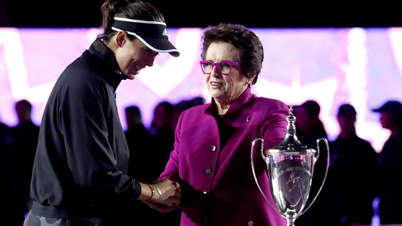 Fotografija: Pokal je zmagovalki podelila ameriška in svetovna teniška legenda Billie Jean King. FOTO: Ulises Ruiz/AFP