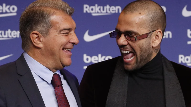 Fotografija: PR-poteza ali močna okrepitev? Joan Laporta (levo) ob Danielu Alvesu, ki se je h Kataloncem vrnil kot najtrofejnejši nogometaš na svetu, ki pa ima na grbi že 38 let. FOTO: Albert Gea/Reuters