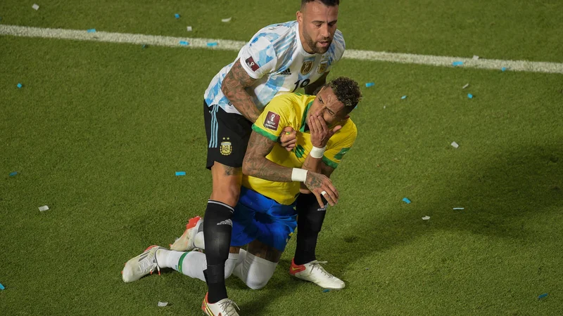 Fotografija: Odziv Raphinhe po grdem prekršku Nicolasa Otamendija (oba na fotografiji) so v Braziliji znali ceniti, zvezdniku Leeds Uniteda pa bi lahko zaploskali tudi Argentinci in vsi privrženci športa po svetu. FOTO: Andres Larrovere/AFP