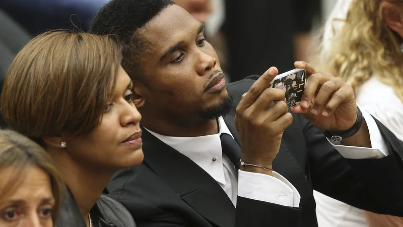 Fotografija: Samuel Eto'o z ženo med obiskom svetega sedeža v Vatikanu leta 2014. FOTO: Alessandro Bianchi/Reuters