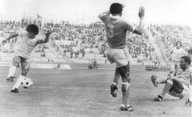 Nogometaši Zaira (v temnih majicah, levo Brazilec Jairzinho) med svetovnim prvenstvom leta 1974. FOTO: Wikipedia
