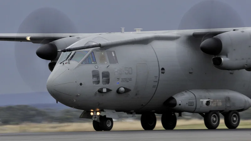 Fotografija: Italijansko transportno letalo C-27J spartan (na sliki je letalo avstralske vojske) bo Slovenski vojski odneslo številne skrbi glede prevozov tovora in vojakov na večje razdalje, kadrovskih glavobolov pa spartan ne bo odpravil. FOTO: Paul Crock/AFP