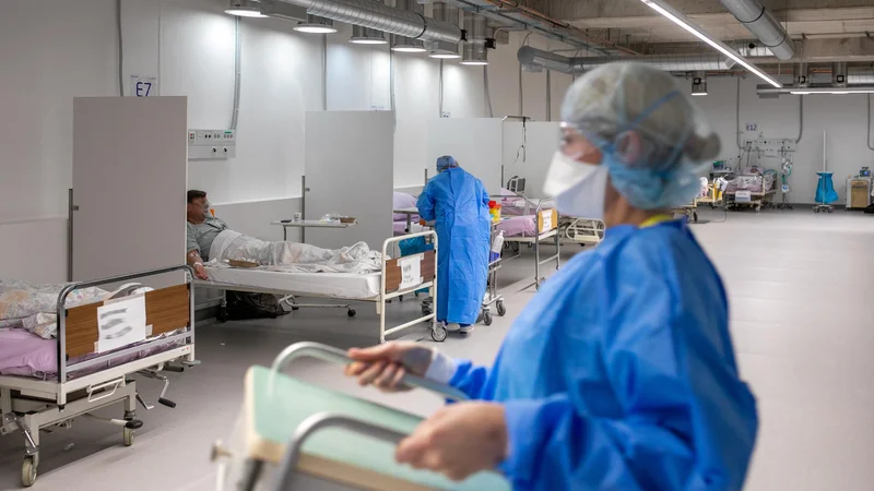Fotografija: Koliko so se po bolnišnicah pripravljali na epidemijo? FOTO: Voranc Vogel/Delo