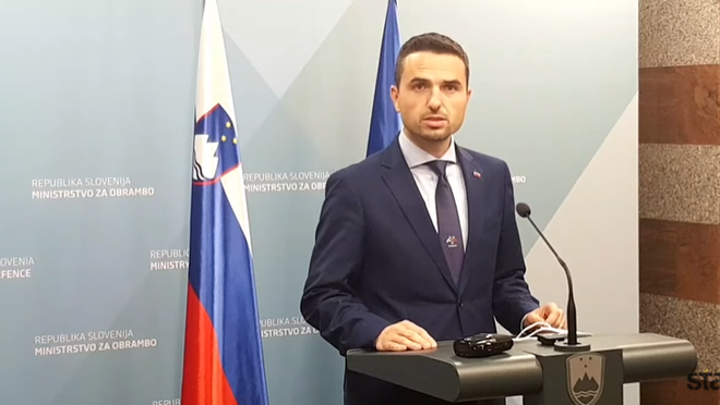 Matej Tonin še ne ve koliko ljudi medicincev točno pride in kdaj. FOTO: Izsek iz prenosa STA