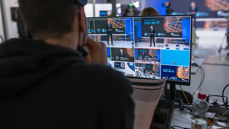 Fotografija: Konferenca GoDigital 2021 je potekala v Digitalnem središču Slovenije, ki deluje v času predsedovanja Slovenije Svetu Evropske unije, oziroma do konca leta. FOTO: Tadej Kreft/Kraftart