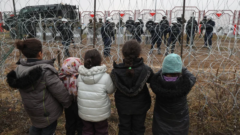 Fotografija: V Belorusiji so postavili nov začasni zbirni center za pribežnike in jih začeli preseljevati iz divjega taborišča, ki je zraslo ob poljski meji in se ga je prijelo ime »džungla«. FOTO: Maxim Guchek/AFP