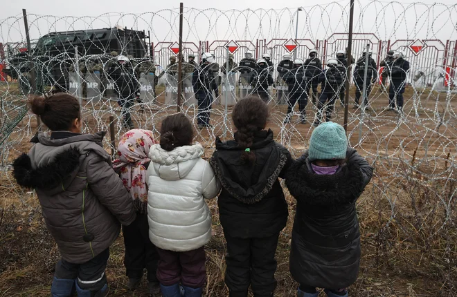 V Belorusiji so postavili nov začasni zbirni center za pribežnike in jih začeli preseljevati iz divjega taborišča, ki je zraslo ob poljski meji in se ga je prijelo ime &raquo;džungla&laquo;. FOTO: Maxim Guchek/AFP
