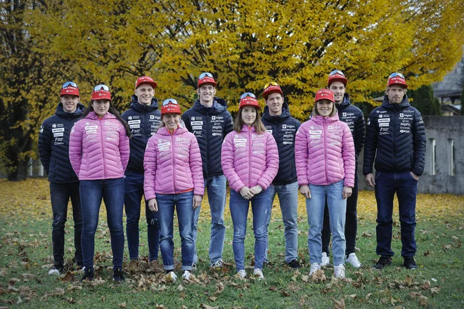 Ob odsotnosti udarnega aduta Jakova Faka so se predstavili naši biatlonci, z leve: Alex Cisar, Tais Vozelj, Anton Vidmar, Polona Klemenčič, Lovro Planko, Živa Klemenčič, Miha Dovžan, Nika Vindišar, Rok Tršan in Klemen Bauer. FOTO: Jože Suhadolnik/Delo
