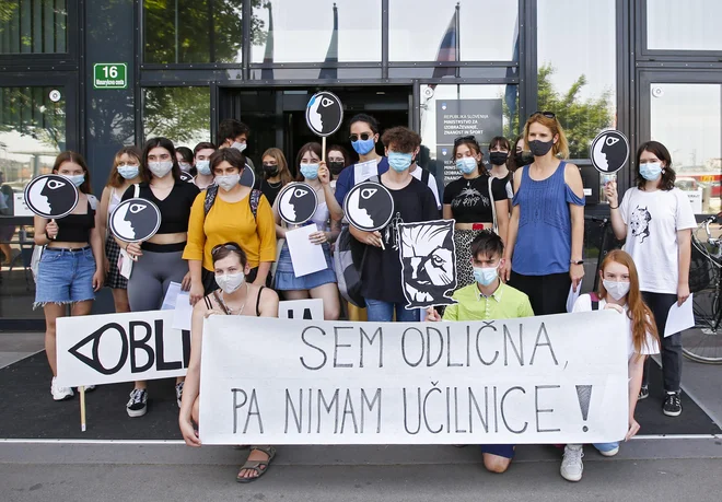 Srednja šola za oblikovanje in fotografijo je zaradi zapletov s prostori, podelitev spričeval v znak protesta letos izvedla pred ministrstvom za šolstvo. FOTO: Matej Družnik/Delo