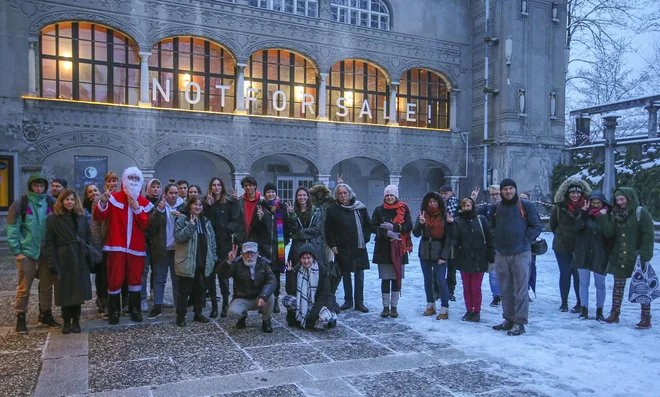 Protest proti deložaciji Srednje šole za fotografijo in oblikovanje. FOTO: Jože Suhadolnik/Delo
