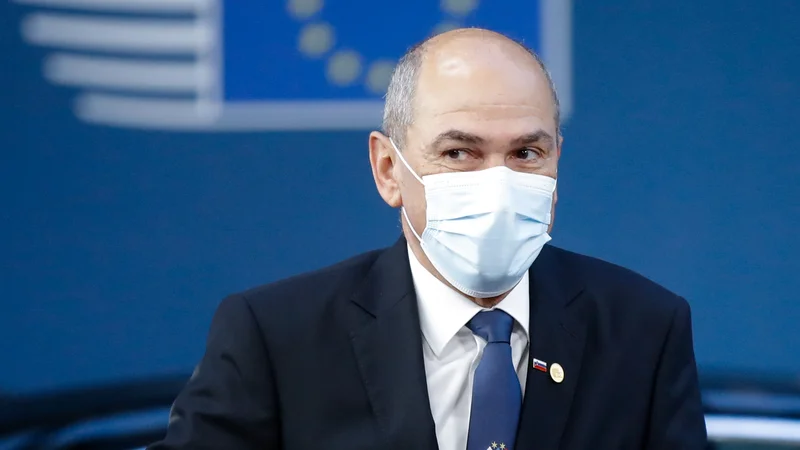 Fotografija: V poslanski skupini Desusa, ki je jeziček na tehtnici usode vlade, ne morejo mimo dejstva, da je pravosodni minister v sodni preiskavi zaradi utaje davkov. Bizarno je, da jih ne moti primer Trenta, v katerem obtožnica bremeni prvega v vladi, ki jo ohranjajo pri življenju. FOTO: Olivier Hoslet/Reuters