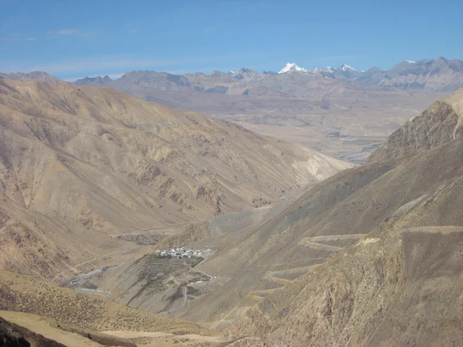 Pred nami se je razprostrla tibetanska visoka planota v tisočih odtenkov rjave barve. FOTO: Viki Grošelj
