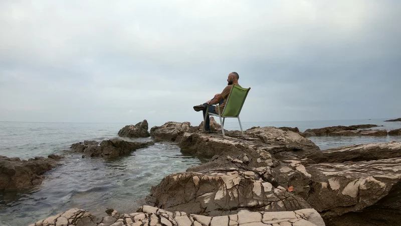 Sedim na obali in gledam, kako se morje v čisto majhnih valovih zliva na prod. To je vse. Fotografije Miha Pribošič