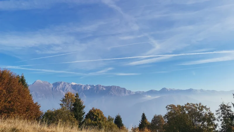 Na Kolovratu boste ujeli čudovite razglede, ki se odpirajo na nekdanje bojišče soške fronte, od Kaninskega, Krnskega pogorja do Furlanske nižine in Jadranskega morja.&nbsp;FOTO: Anja Intihar/Delo
