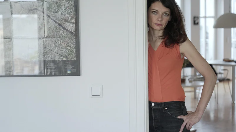 Fotografija: Svarila, da bo delo dopisnice težko združila z materinstvom, je Polona Fijavž namerno preslišala. FOTO: Sašo Podgoršek
