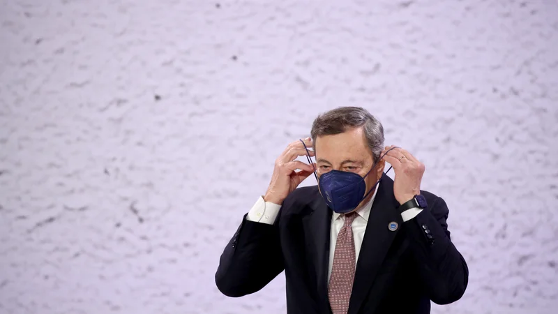 Fotografija: Italijanski premier Mario Draghi je zanikal, da pije aperol, ni pa zanikal selitve v predsedniško palačo. FOTO: Yara Nardi/ Reuters