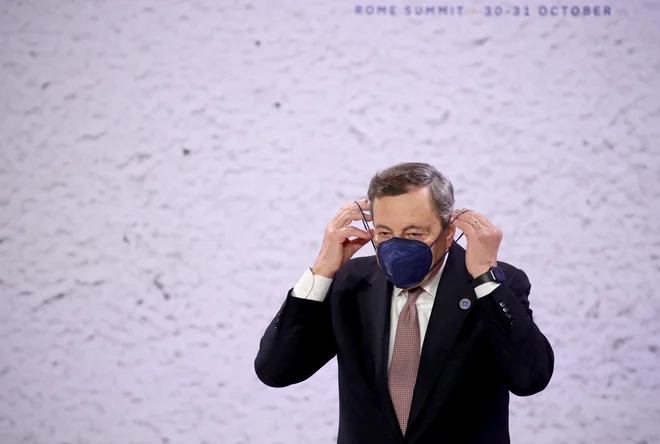 Italijanski premier Mario Draghi je zanikal, da pije&nbsp;aperol, ni pa zanikal selitve v predsedniško palačo. FOTO: Yara Nardi/ Reuters
