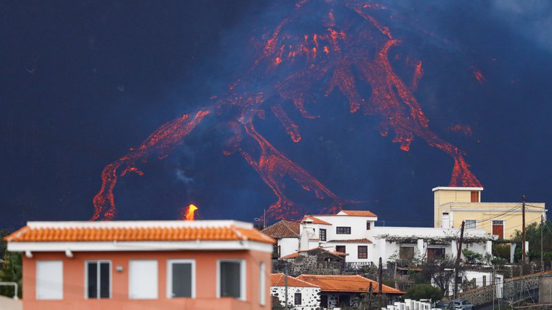 Fotografija: Od 550 do 700 milijonov evrov škode naj bi v dveh mesecih povzročil vulkan. FOTO: Borja Suarez/Reuters
