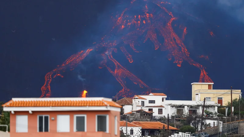 Fotografija: Od 550 do 700 milijonov evrov škode naj bi v dveh mesecih povzročil vulkan. FOTO: Borja Suarez/Reuters