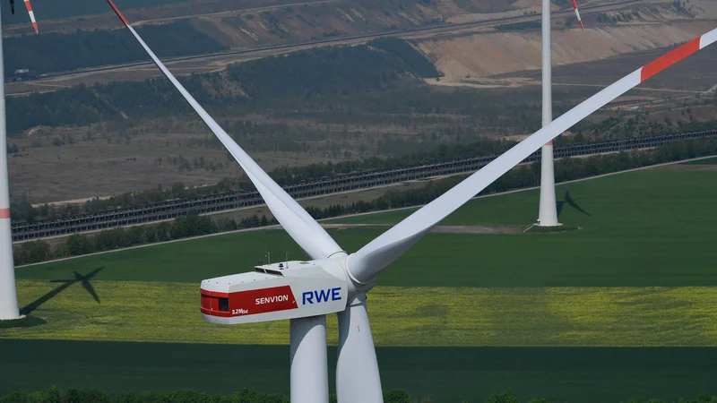 Fotografija: V Evropi si prizadevajo, da bi povečali izrabo vetra. Ta energija je namreč ključna pri doseganju cilja podnebne nevtralnosti, ki ga želi Evropa doseči do leta 2050. Foto Ina Fassbender/AFP
