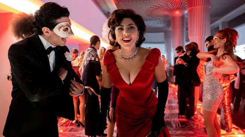 Fotografija: Lady Gaga je imela 54 snemalnih dni in 54 različnih videzov, nobenega kosa, niti nakita niso uporabili dvakrat. FOTO: Fabio Lovino/Metro-Goldwyn-Mayer Pictures