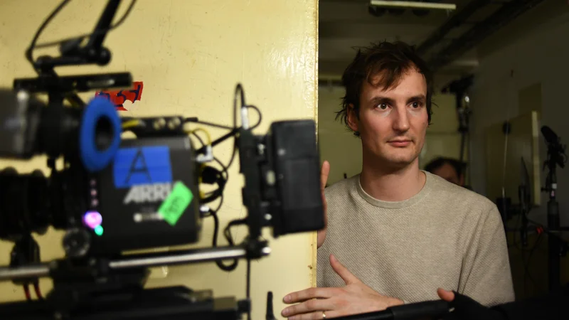 Fotografija: »Atlas ptic je prvi film, pri katerem sem začutil, da mora imeti jasno izraženo moralno sporočilo, pa ne v smislu moraliziranja, ampak da je to film, ki obsodi lik, sistem, tak način funkcioniranja,« je povedal Olmo Omerzu. Foto Karel Brázdil