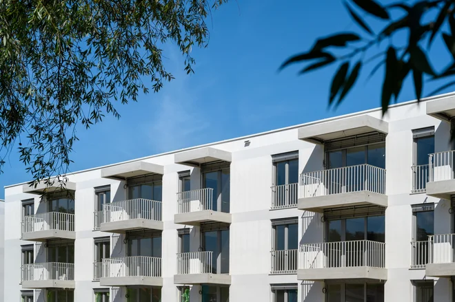 Pri snovanju so projektanti upoštevali vidike trajnostne gradnje, tudi to, da je stanovanja mogoče z minimalnimi stroški preoblikovati za aktualne potrebe najemnikov. Foto Miran Kambič
