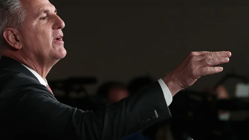Fotografija: Republikanski prvak v predstavniškem domu Kevin McCarthy je proti demokratskim načrtom govoril vso noč. FOTO: Chip Somodevilla/AFP