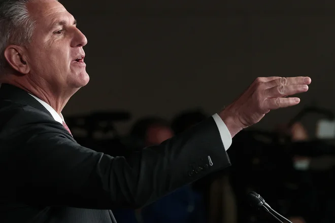 Republikanski prvak v predstavniškem domu Kevin McCarthy je proti demokratskim načrtom govoril vso noč. FOTO: Chip Somodevilla/AFP