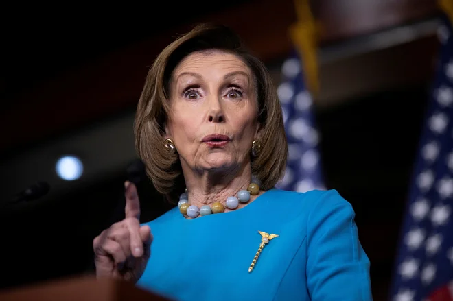 Demokratska predsednica predstavniškega doma Nancy Pelosi se je poslovila nekaj po polnoči. FOTO: Tom Brenner/Reuters
