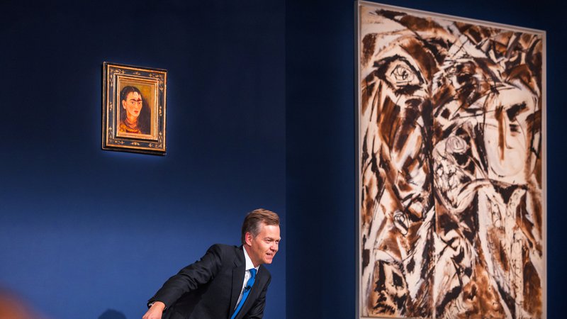 Fotografija: V torek so avtoportret Fride Kahlo z naslovom Diego in jaz na Sothebyjevi dražbi prodali za 34,9 milijona dolarjev, kar je bilo zabeleženo kot rekordna cena, ki je bila kdaj koli plačana za delo katerega od latinskoameriških umetnikov. FOTO: Julian Cassady/sotheby's/Reuters
