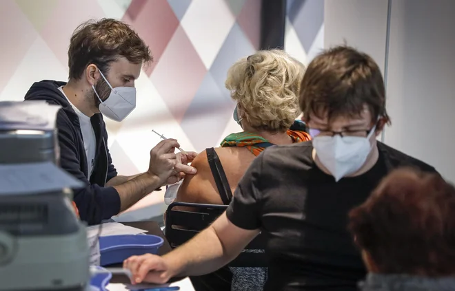 Slovenija bi bila z večjo precepljenostjo precej bolje pripravljena&nbsp;na zdravstvene in gospodarske izzive. FOTO: Jože Suhadolnik/Delo
