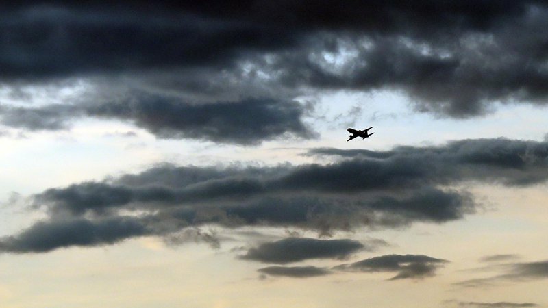 Fotografija: Tako črni oblaki so grozili letalu, igrački v zraku. FOTO: Dejan Javornik/Slovenske novice
