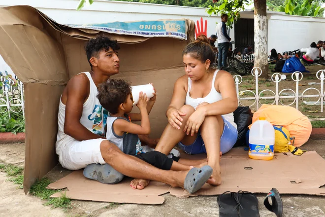 Migrantska družina iz karavane, ki prodira proti južni meji ZDA. FOTO: Jose Torres/Reuters
