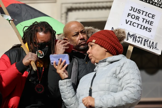 V mestu ob jezeru Michigan so se že zbirali protestniki. Foto Evelyn Hockstein/Reuters
