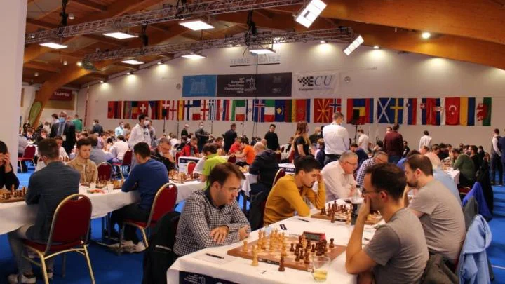 Fotografija: Dogajanje na ekipnem evropskem prvenstvu v šahu je vse bolj napeto. Foto FIDE