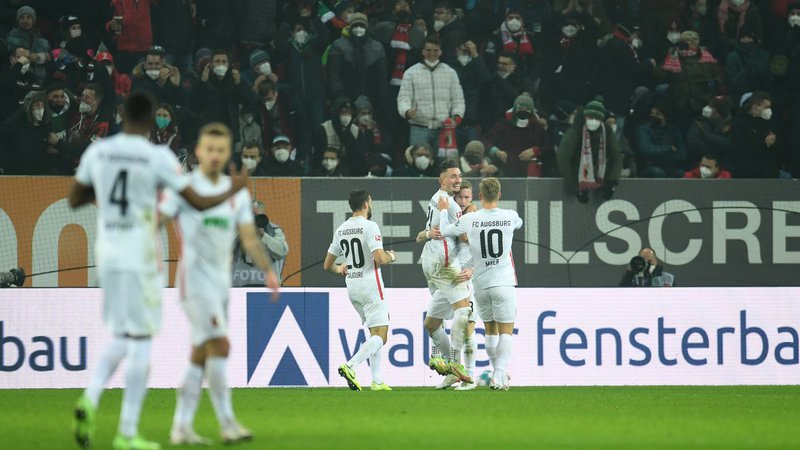Fotografija: Nogometaši Augsburga so se veselili nenadejane zmage v bavarskem obračunu. FOTO: Andreas Gebert/Reuters
