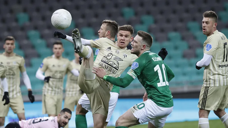 Današnji derbi v Stožicah med Olimpijo in Muro bo osrednja tekma 17. kola 1. SNL, v katerem vodilna gostita zadnjeuvrščeni moštvi. FOTO: Leon Vidic/Delo
