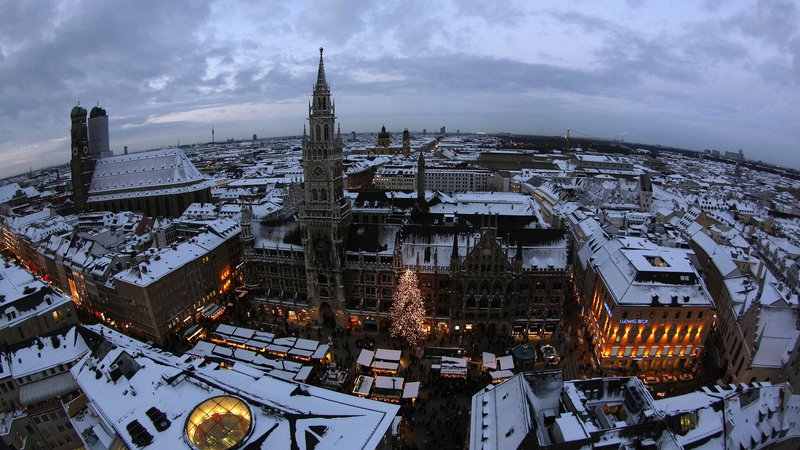 Fotografija: Tudi letos bo bavarska prestolnica zaradi širjenja koronavirusa ostala brez ­božičnega sejma. Foto Michaela Rehle/Reuters
