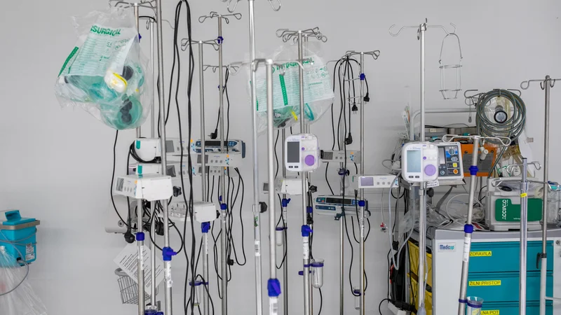 Fotografija: Za to, da je za slabe epidemične razmere kriva neprimerna komunikacija vlade, bomo težko našli dokaze. Kakor jih tudi ne bomo, da je za slabe epidemične razmere kriva opozicija. FOTO: Voranc Vogel/Delo