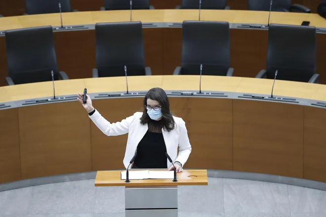 Ministrica Simona Kustec je uspešno prestala še drugo interpelacijo. FOTO: Leon Vidic/Delo