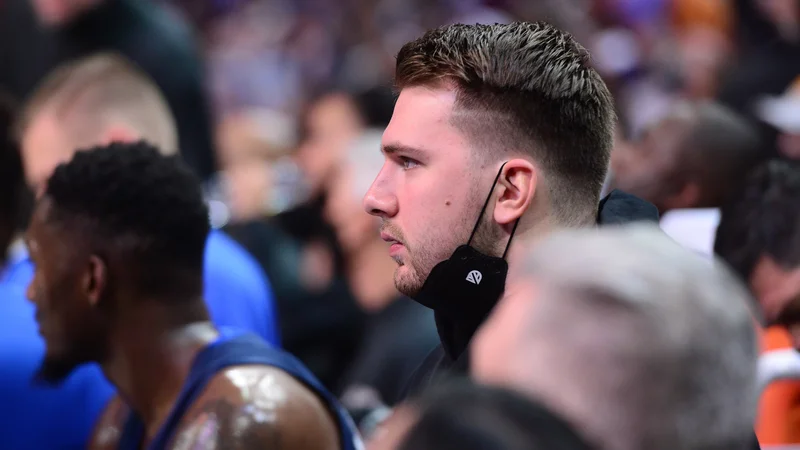 Fotografija: Luka Dončić (na fotografiji) je v Phoenix pripotoval z ekipo, a zadnji tekmi spremljal kot gledalec. FOTO: Joe Camporeale/USA Today Sports