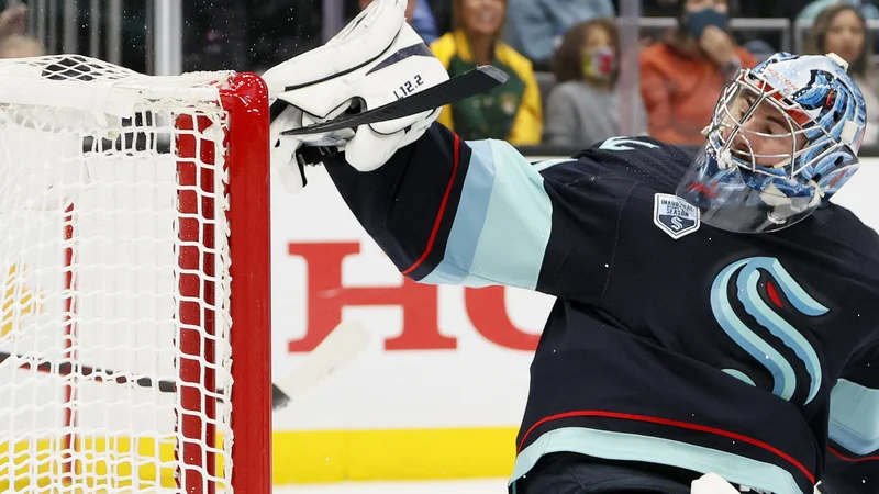 Fotografija: Philipp Grubauer je takole pospremil zadetek, ki ga je za Colorado v mrežo Seattla pospravil Nicolas Aube-Kubel. FOTO: Steph Chambers/AFP
